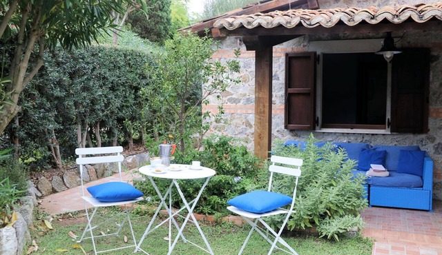 Casa Basiluzzo, for 6 people with shared swimming pool and access to the beach