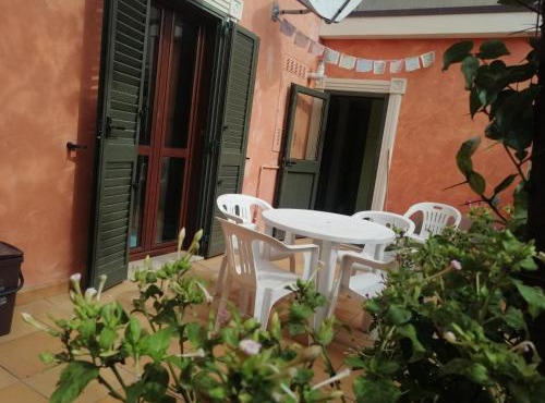 Casa con giardino a due passi dal mare