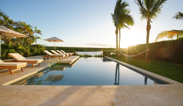 Casa Delfín – Luxury Riverside Villa w/Pool, Chef & Golf Carts