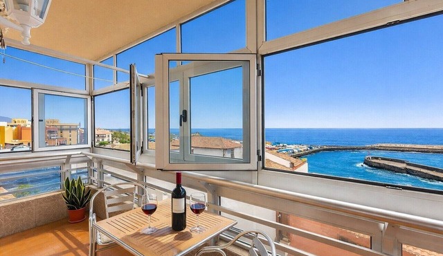 Central Apartment by the Sea, Near Plaza del Charco, Private Terrace & Wi-Fi