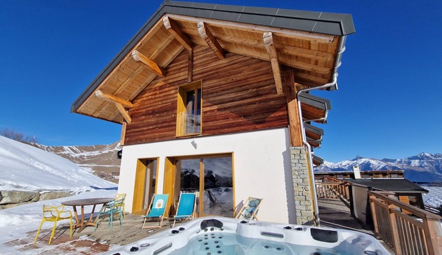Chalet 'Germain Ski Lodge' with Balcony and Wi-Fi
