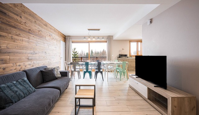Chalet 'Alphonsine Ski Lodge' with Mountain View, Private Terrace and Wi-Fi