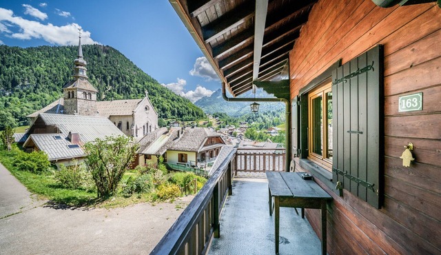 Chalet 'Chez Juju' with Mountain View, Private Terrace and Wi-Fi