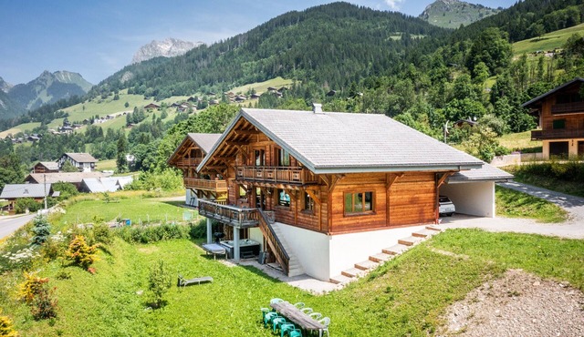 Chalet 'Robert Folliet - 15p' with Mountain View, Shared Terrace and Wi-Fi