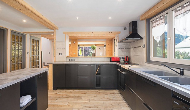 Chalet Entirely Renovated - 4 Bedrooms - Large terrace, private parking
