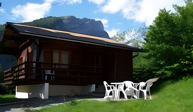 Chalet 'Le Flocon' with Mountain View, Shared Terrace and Wi-Fi
