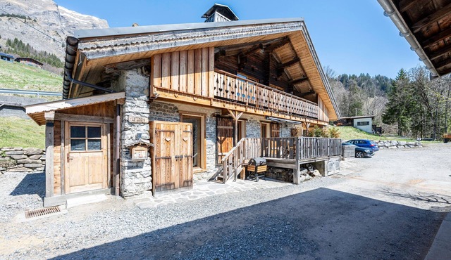 Chalet "Le Logis" with Mountain Views, Private Terrace and Wi-Fi