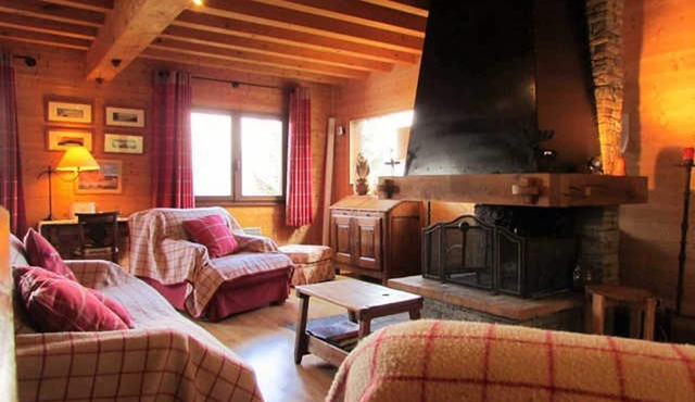 Chalet spacieux, 3 niveaux, 10 personnes, 4 chambres, proche pistes et centre, Wi-Fi, parking gratuit.