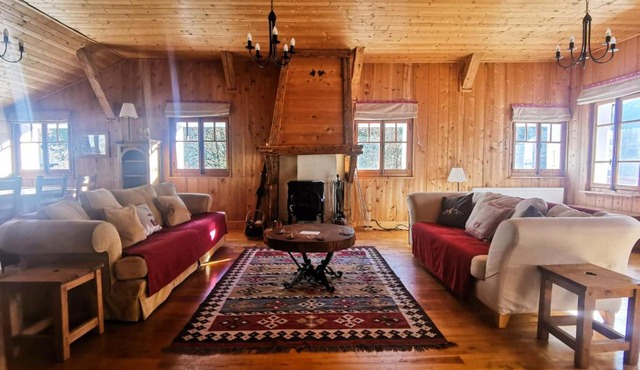 Chalet sur les hauteurs plein sud jaccuzzi jardin