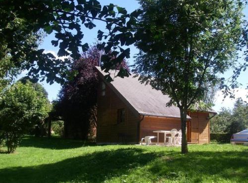 Chalets indépendants avec terrasse et jeux pour enfants à Mesples - FR-1-489-401