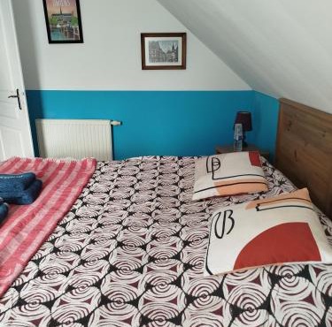 Chambre avec balcon dans maison avec parking