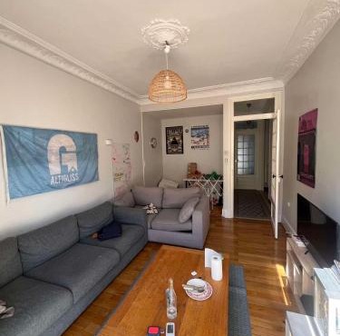 Chambre dans un appartement à 2 minutes à pied de la gare et GEM