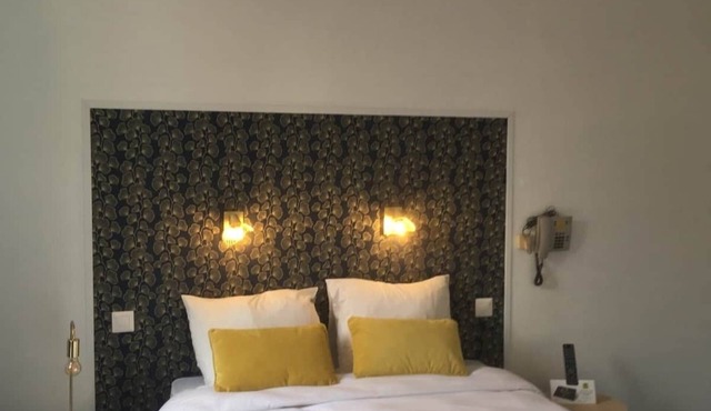 chambre n°8 : la plume bleue