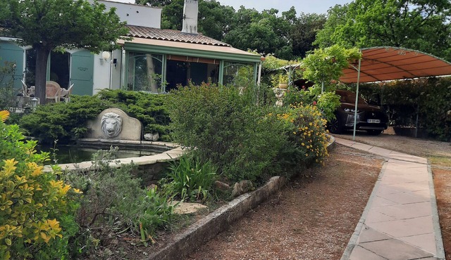 Character house 30 min from Lac de Ste Croix. Market and shops within 2 minutes' walk