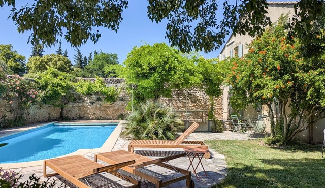 Character house with pool in the heart of Provence – Grillon