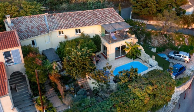 Character villa with swimming pool and panoramic view of Marseille harbor