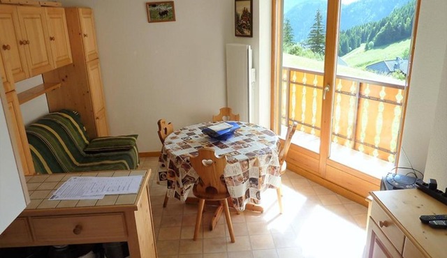 Charmant 2 pièces avec balcon, départ des randonnées, parking et ascenseur - FR-1-573-33