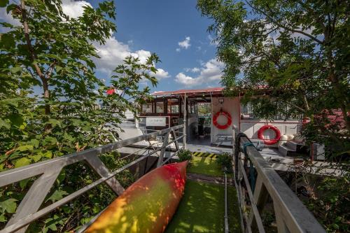 Charmante cabine dans péniche avec terrasse privée et vue imprenable