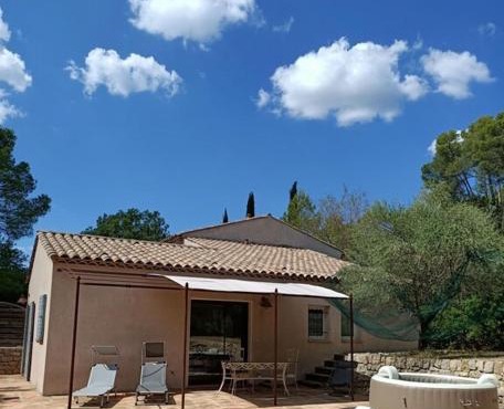 Charmante Petite Maison Climatisée au Calme & Whirlpool privée