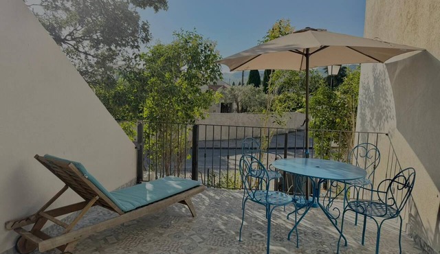 Charming 48-square-meter one-bedroom apartment for four people in a quiet location with a terrace in Provence