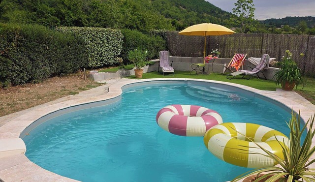 Charming, air-conditioned vacation rental with a pool on the outskirts of the village