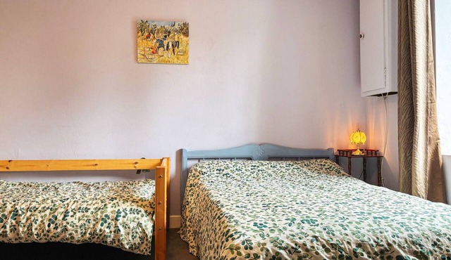Charming Cottage in Berry: Fireplace, Near Golf & Spa, Sleeps 6, Parking Included