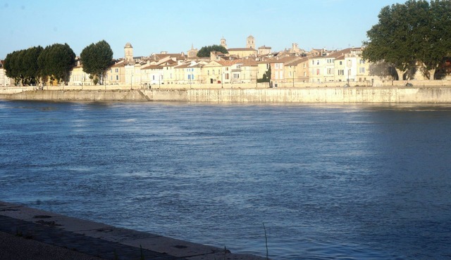 Charming village house with patio in FOURQUES, a 10-minute walk from Arles.