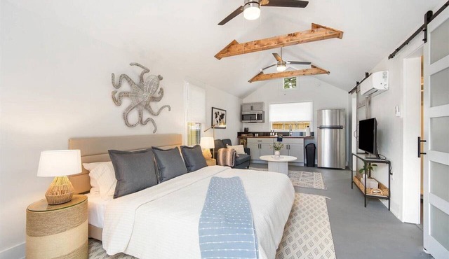 Chic King Studio Near Anna Maria Island. Parking & Beach Gear Included