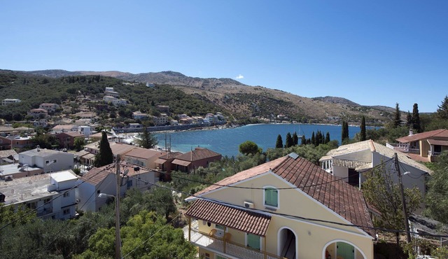 Close to the beach, spacious one-bedroom apartment with sea views.