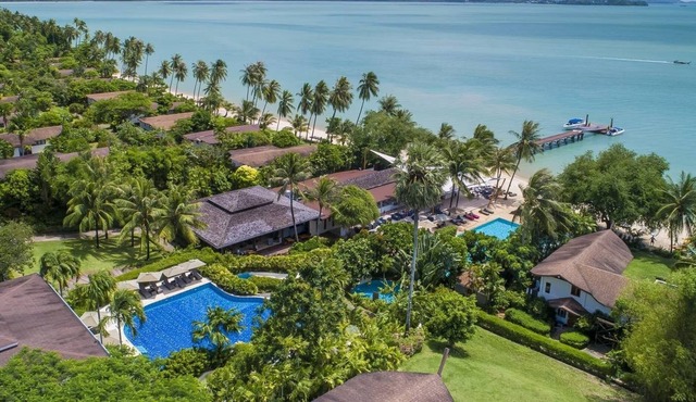 Coconut Island Tropical Jacuzzi Suite