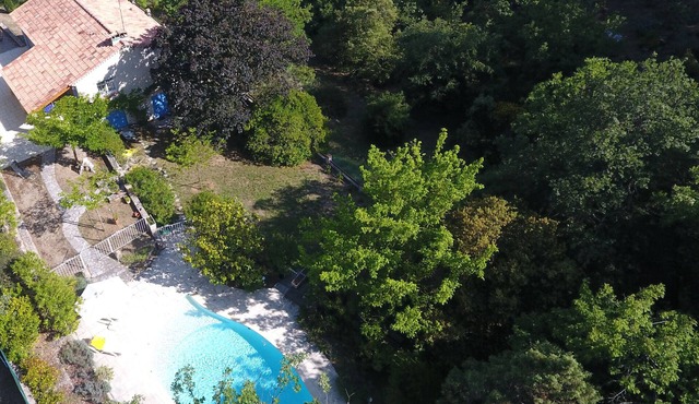 Comfortable pied-a-terre, in Provence, private pool on large wooded grounds