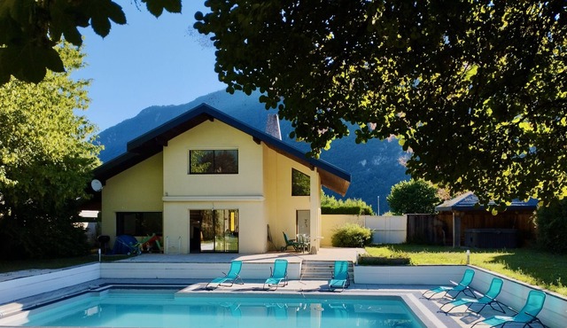 Comfortable villa near lake, swimming pool and jacuzzi