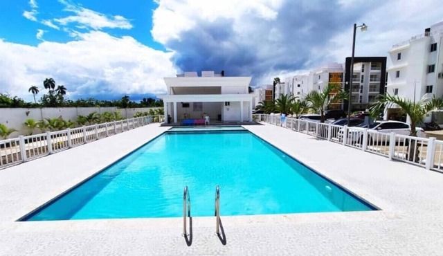 Condo apt, Pool, 24hr security(Netflix,Wifi,A/C)just minutes from Airport & City