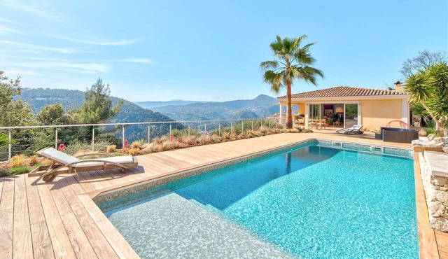 Contemporary villa ideally located between Villefranche and Nice.