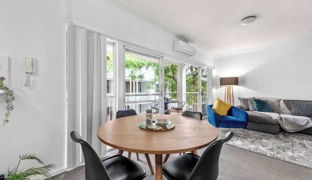 Convenient & Comfy! ~ 2Bed, 2Bath, 2Car, Balcony in Indooroopilly