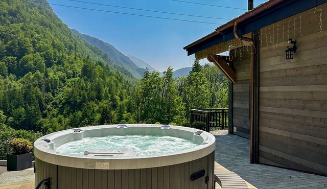 Cosy chalet with jacuzzi for 11