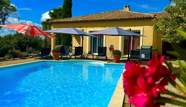 Cottage, swimming pool, enclosed garden, quiet location for families, Pets welcome