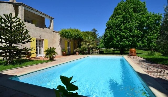 COUNTRY VILLA, SHADED, LARGE QUIET, RESTORING, NEAR THE VENTOUX