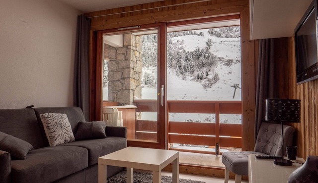 Cozy 23m² Apartment with West-Facing Balcony, Near Slopes and Shops in Méribel Mottaret