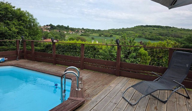 Cozy apartment, parking, swimming pool near