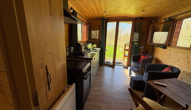 Cozy Gypsy Caravan Retreat in Berry with Solar Power and Full Amenities