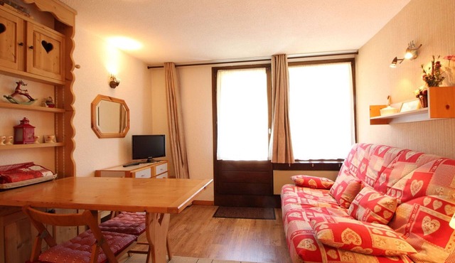 Cozy Renovated Studio for 4 in Village Center with Balcony, Parking, and Near Ski Slopes