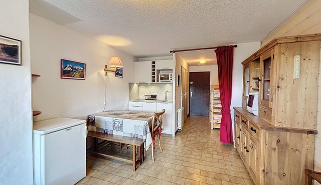 Cozy Studio for 4 near Ski Slopes in Combloux with Balcony and Private Tennis Court!