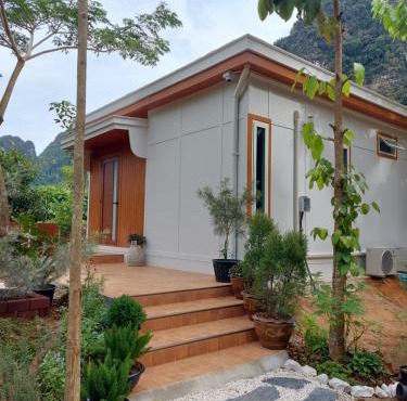 Cozy Tiny House Nature Retreat with Mountain Views