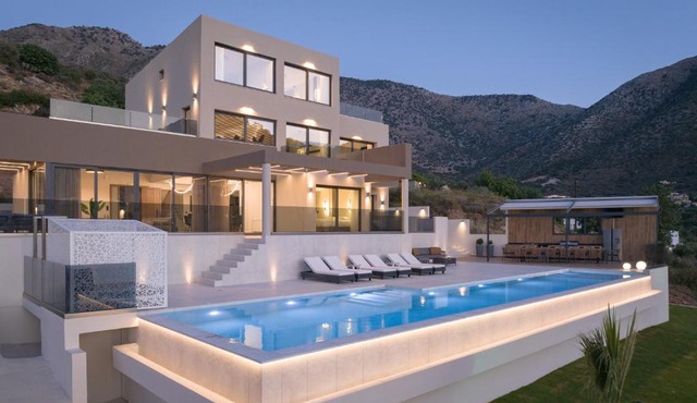 Dias Villa, Tennis, 2Pools, Walk to Beach & Shops, By ThinkVilla