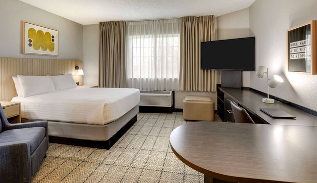 Discover the Serene Doral Retreat for Unforgettable Getaways! Kitchen, Pool!