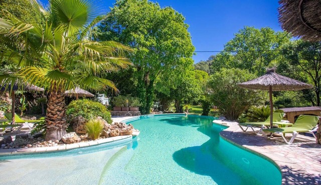 Domaine Saint Amour – Gîte Au Lac: 2-Hectare Estate with Lake, Waterfall & Pool