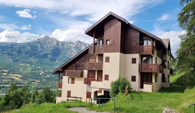Ecrins National Park, Hautes Alpes, attractive 30m² fully-equipped apartment up for grabs