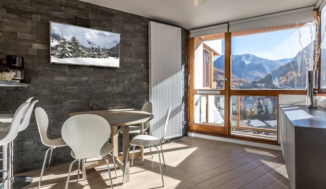 Elegant contemporary apartment with south-facing balcony and wifi