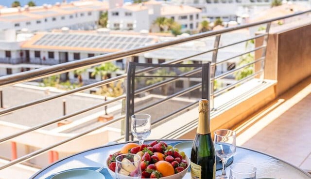 Elevated Retreat: Stunning Ocean & City Views in Puerto de Santiago